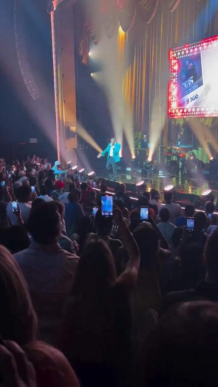 詹姆斯携妻子观看说唱歌手Nas演唱会 中途握手离开还一路哼唱?